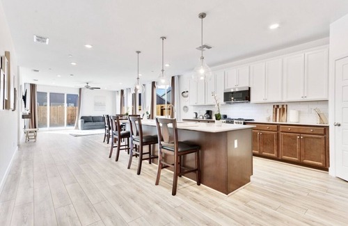 Pumpkin Center Casa | Spacious & Modern Retreat Near Historic Downtown!