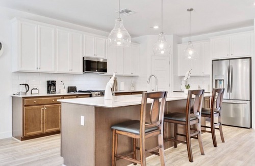 Pumpkin Center Casa | Spacious & Modern Retreat Near Historic Downtown!