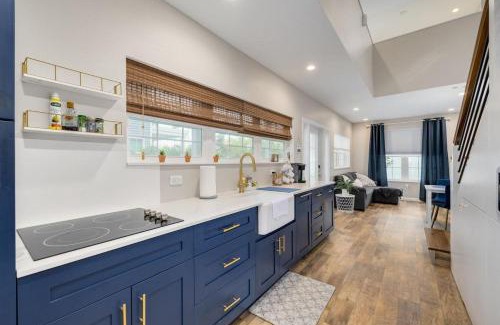 Downtown Dunedin Casa | Spacious & Modern Tiny Home with Pool in Dunedin