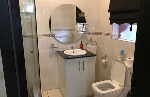 Bedfordview Casa | Spacious & Modern Unit ll Close to OR Tambo ll Quiet & Safe