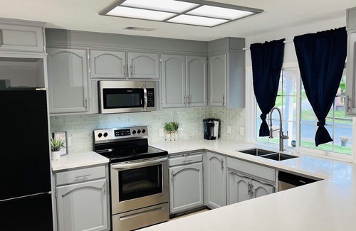 Citrus Heights Casa | Spacious Modern 3bd 2bath / 70" 4K LED TV & Firepit with outdoor seating for 10!