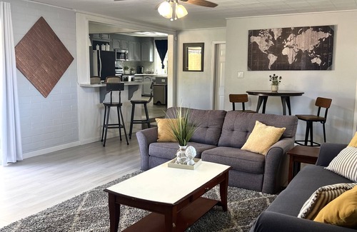 Citrus Heights Casa | Spacious Modern 3bd 2bath / 70" 4K LED TV & Firepit with outdoor seating for 10!
