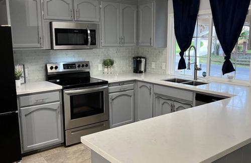 Citrus Heights Casa | Spacious Modern 3bd 2bath / 70" 4K LED TV & Firepit with outdoor seating for 10!
