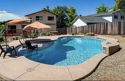 Redding Casa | Spacious Modern w/hot tub pool 4BD/3BR