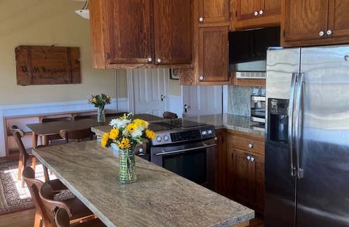 Oakley Casa | Spacious modernized 5-bedroom farmhouse on vineyard
