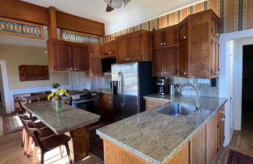 Oakley Casa | Spacious modernized 5-bedroom farmhouse on vineyard