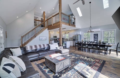 Jim Thorpe Chalet De Esquí | Spacious Mountain Chalet For Groups & Family Reunions with Pool & Lake Access!