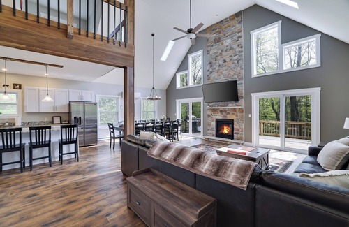 Jim Thorpe Chalet De Esquí | Spacious Mountain Chalet For Groups & Family Reunions with Pool & Lake Access!