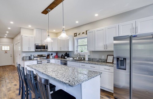 Jim Thorpe Chalet De Esquí | Spacious Mountain Chalet For Groups & Family Reunions with Pool & Lake Access!