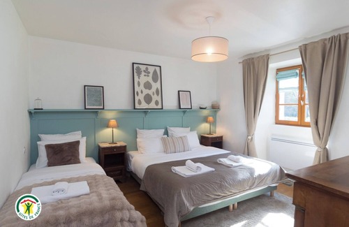 Allemond Otro | Spacious Mountain Gîte Vermarine ideal for families, Cycle and Ski sleeps to 10