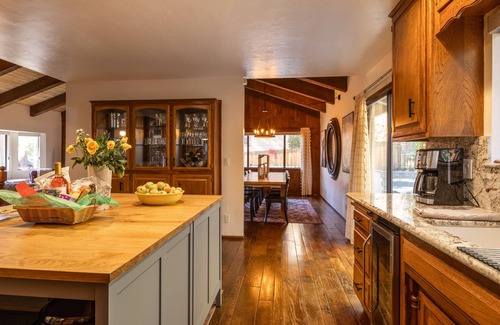 Big Bear Lake Chalet De Esquí | Spacious mountain home, across the street from the Lake, AC, pets ok. Sleeps 12