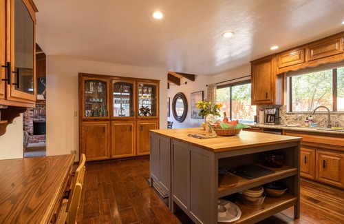 Big Bear Lake Chalet De Esquí | Spacious mountain home, across the street from the Lake, AC, pets ok. Sleeps 12