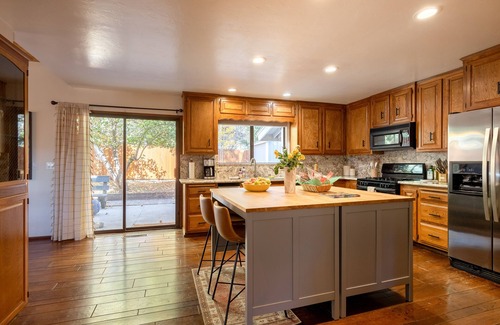 Big Bear Lake Chalet De Esquí | Spacious mountain home, across the street from the Lake, AC, pets ok. Sleeps 12