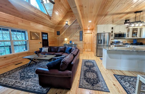 Young Harris Cabina | Spacious Mountain Retreat w/ Hot Tub & Game Room
