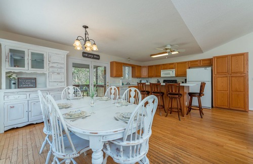 Burnsville Cabina | Spacious Mtn Getaway~Fire Pit+Grill, WiFi, Private, Mins to Downtown Burnsville!