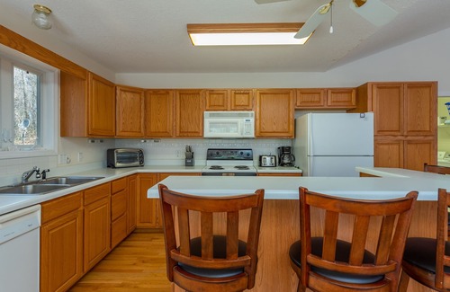 Burnsville Cabina | Spacious Mtn Getaway~Fire Pit+Grill, WiFi, Private, Mins to Downtown Burnsville!