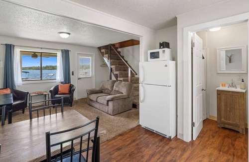 Mayfield Apartamento | Spacious multi-level suite with Fife lake views