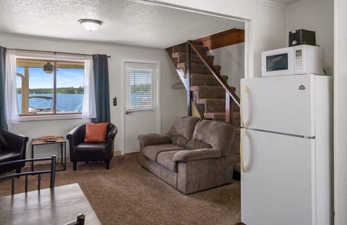 Mayfield Apartamento | Spacious multi-level suite with Fife lake views