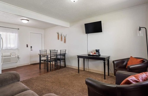 Mayfield Apartamento | Spacious multi-level suite with Fife lake views