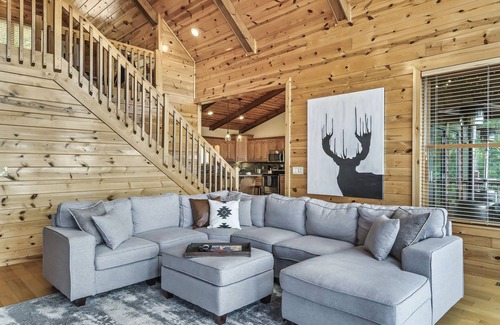 Murphy Cabina | Spacious Murphy Cabin w/ Game Rooms + Mtn Views!