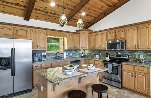 Murphy Cabina | Spacious Murphy Cabin w/ Game Rooms + Mtn Views!