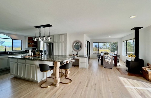 Napa Casa | Spacious Napa Valley home set amongst the vineyards with resort-style amenities