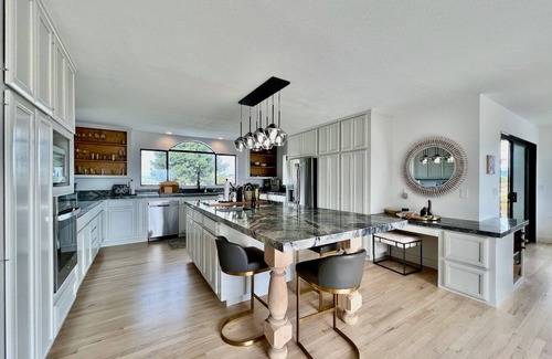Napa Casa | Spacious Napa Valley home set amongst the vineyards with resort-style amenities