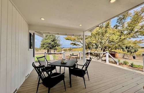 Napa Casa | Spacious Napa Valley home set amongst the vineyards with resort-style amenities