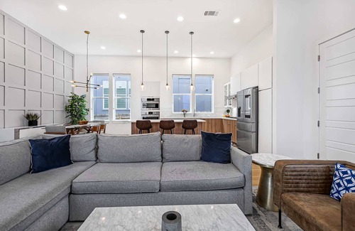 Austin Casa | Spacious, Near Downtown & Mueller | Urban Elegance