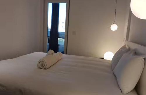 Reboleira Apartamento | Spacious & Near the Subway