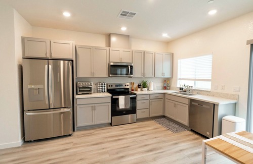 Elk Grove Casa | Spacious New 4-bedroom Family Friendly House in Elk Grove with WiFi and Parking