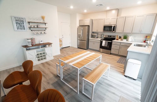 Elk Grove Casa | Spacious New 4-bedroom Family Friendly House in Elk Grove with WiFi and Parking