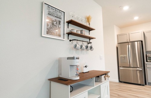 Elk Grove Casa | Spacious New 4-bedroom Family Friendly House in Elk Grove with WiFi and Parking