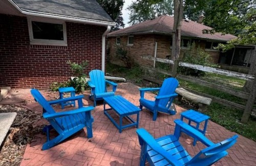 Waukegan Casa | Spacious New 5 Bed Family Retreat Near Naval Base!