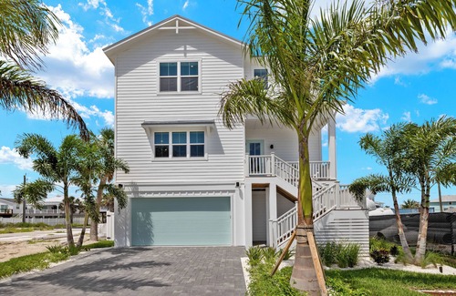 Mid Island Casa | Spacious NEW 5-bedroom house with pool and hot tub.