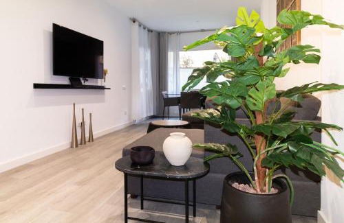 Sants-Montjuic Apartamento | Spacious New and Renovated Apartment in Plaza España with Stunning Terrace-Garden and Exquisite Decoration