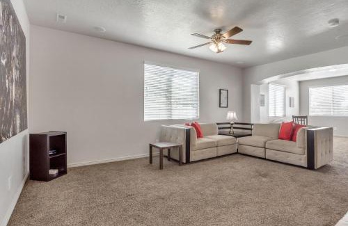 Lakeview Casa | Spacious & New Guesthouse in Orem/Provo