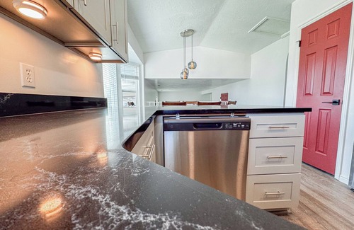 Kearns Casa | Spacious Newly Renovated 5-bedroom house with WiFi/ AC for Large Family
