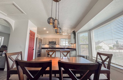 Kearns Casa | Spacious Newly Renovated 5-bedroom house with WiFi/ AC for Large Family