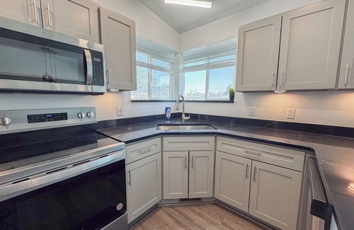 Kearns Casa | Spacious Newly Renovated 5-bedroom house with WiFi/ AC for Large Family