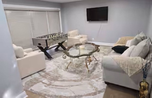 Skokie Casa | Spacious newly rehabbed, 5-bedroom house in nice Skokie with AC, WiFi