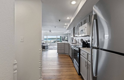 Clear Lake Condominio | Spacious North Shore 2 bedroom Lake Condo with a Dock!