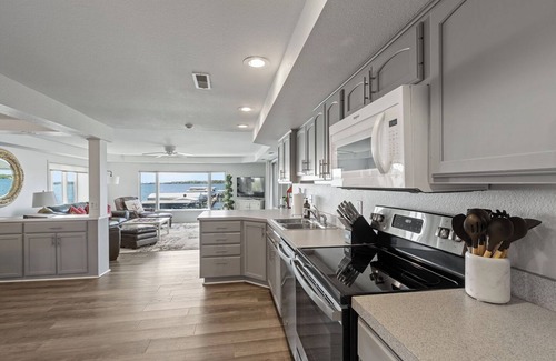 Clear Lake Condominio | Spacious North Shore 2 bedroom Lake Condo with a Dock!