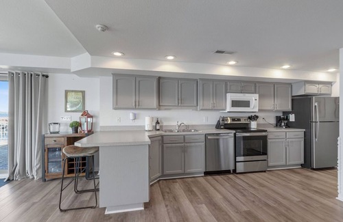 Clear Lake Condominio | Spacious North Shore 2 bedroom Lake Condo with a Dock!