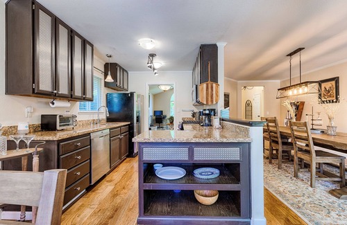 Fetters Hot Springs-Agua Caliente Casa | Spacious Oasis, Backyard Rose Garden Hot Tub 3BR/2BA. 5 mins to vineyards!
