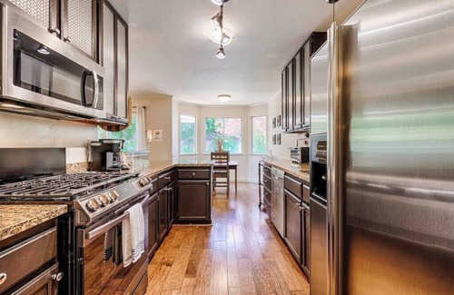 Fetters Hot Springs-Agua Caliente Casa | Spacious Oasis, Backyard Rose Garden Hot Tub 3BR/2BA. 5 mins to vineyards!