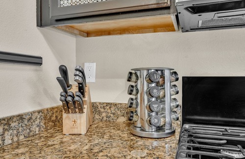 Fetters Hot Springs-Agua Caliente Casa | Spacious Oasis, Backyard Rose Garden Hot Tub 3BR/2BA. 5 mins to vineyards!