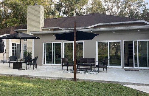Gainesville Casa | Spacious oasis in the city. Gainesville. Great backyard. 4 Bedrooms 3 baths.