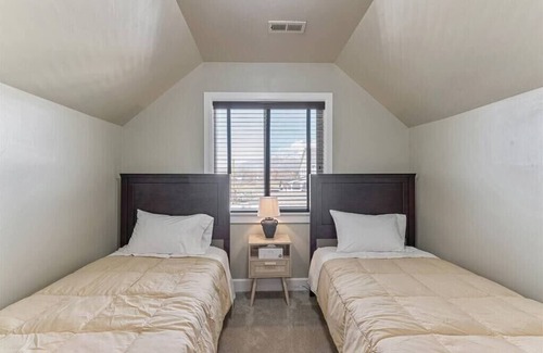 American Fork Casa | Spacious Oasis | Massage | BBQ | Fire Pit