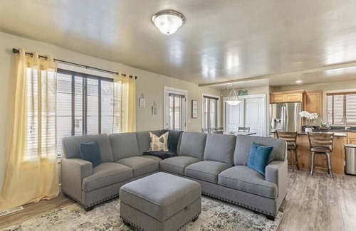 American Fork Casa | Spacious Oasis | Massage | BBQ | Fire Pit